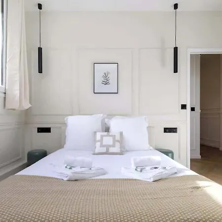 Erik De Deux Pieces Apartment *